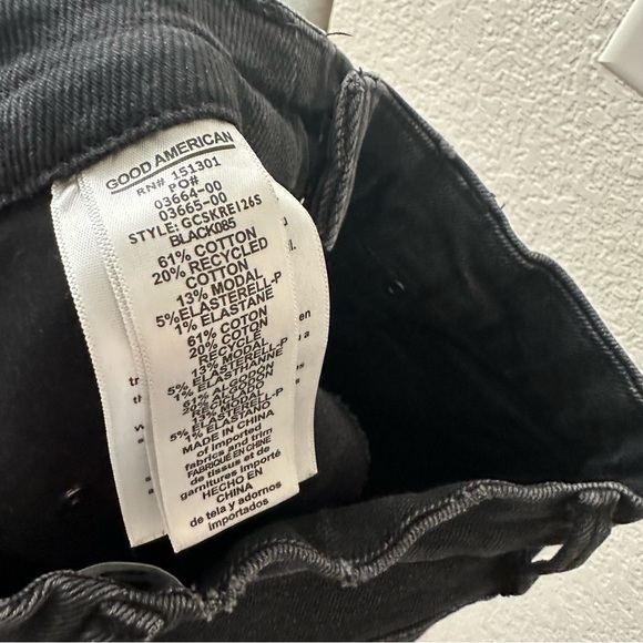 Good American Good Curve High Rise Jeans with raw hem size 0/25 - Picture 7 of 9